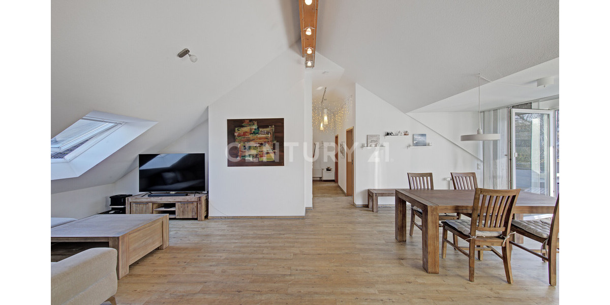 großzügiges Wohn- und Esszimmer mit Zugang zum Balkon